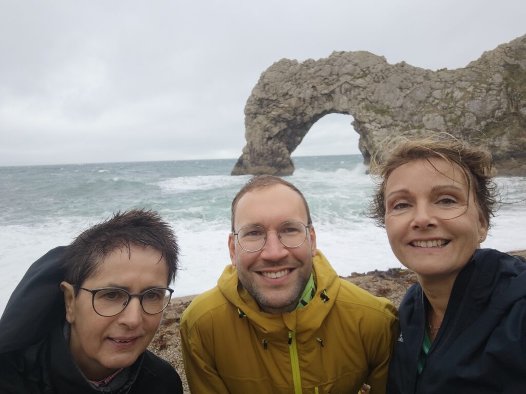 Durdle Door with 3 happy teachers (by M. Geschwandtner)